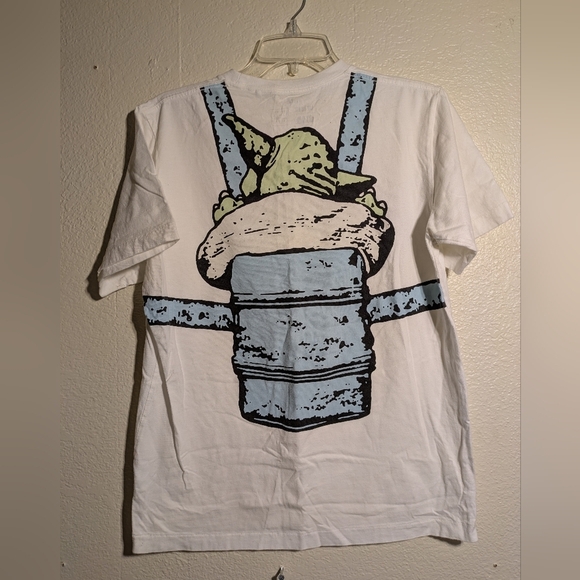 UT Atar Wars White T-Shirt with Baby Yoda Graphic Pre-owned Size Medium - Picture 2 of 6